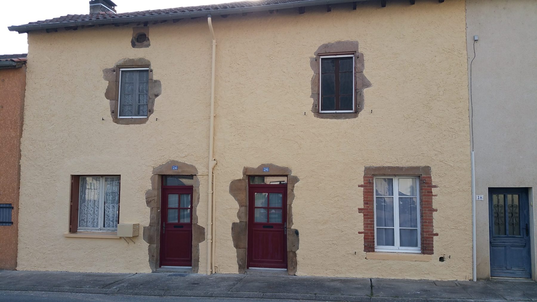 Façade de maison rénovée avec enduit beige, portes et fenêtres, Raval d'Oise