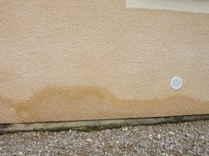 Traces d’humidité en bas de façade crépie, Raval d'Oise