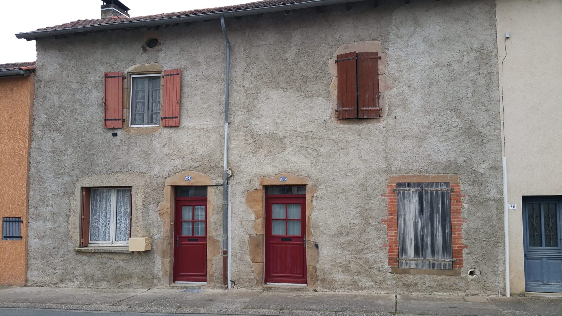 Façade avant traitement contre l'humidité à Deuil-la-Barre, état d'origine - Raval d'Oise