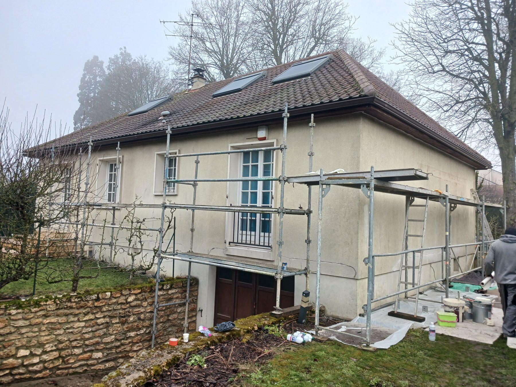 Raval d'Oise : maison avec échafaudage pour ravalement de façade