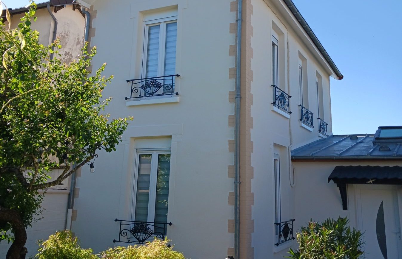 Façade de maison rénovée après ravalement en Val-d'Oise