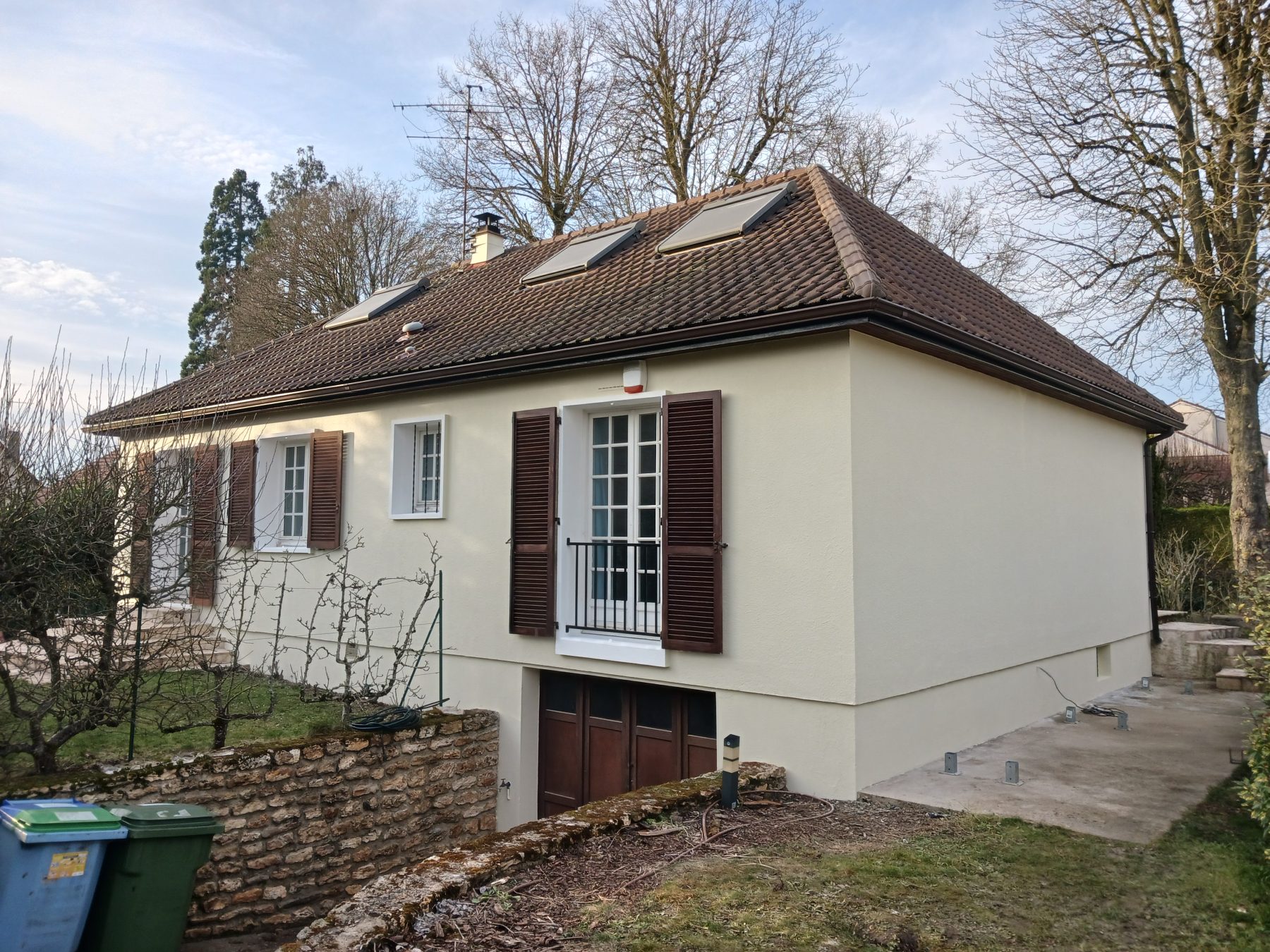 Façade de maison rénovée après ravalement, Raval d'Oise