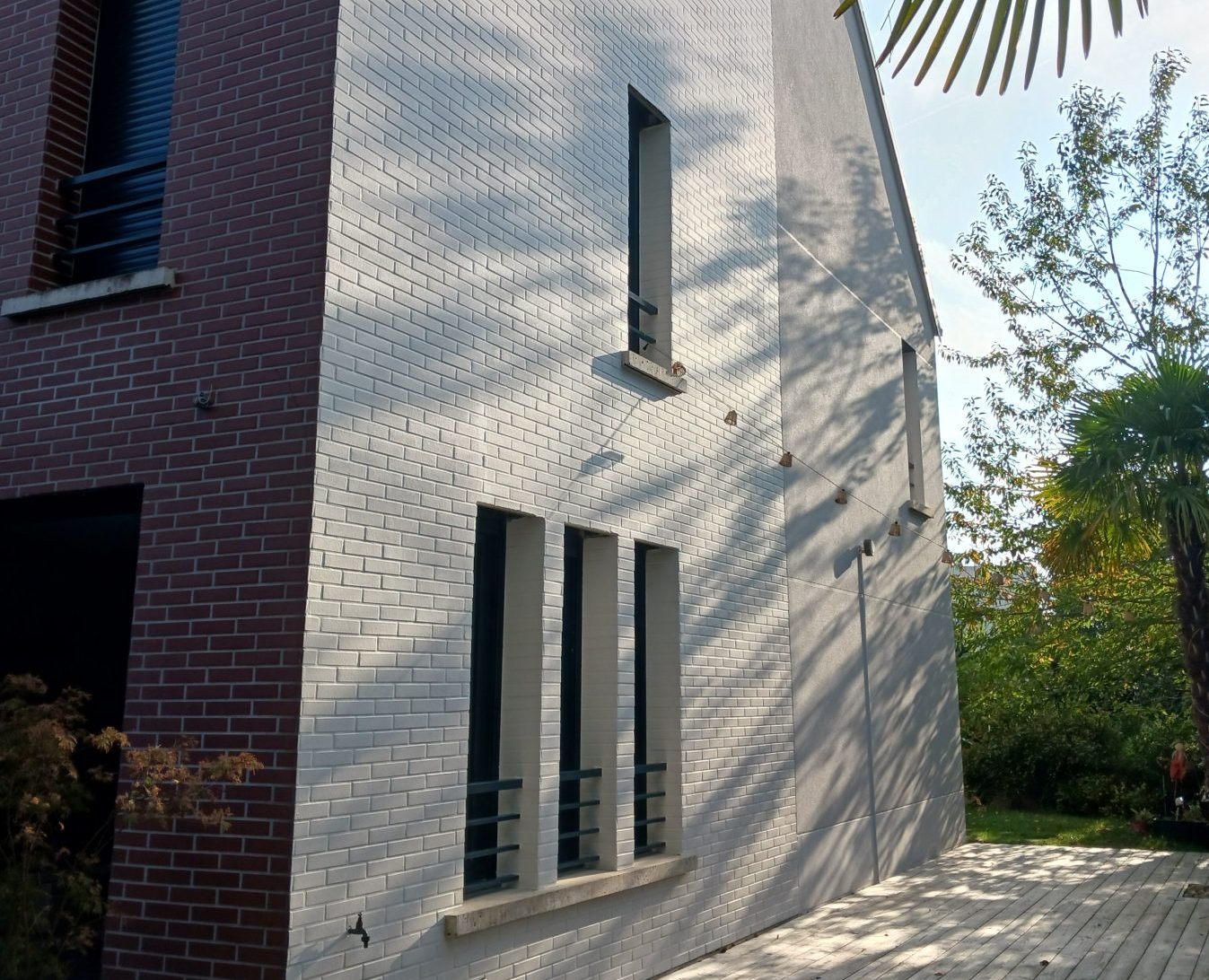 Façade de maison rénovée en briques blanches et rouges à Raval d'Oise