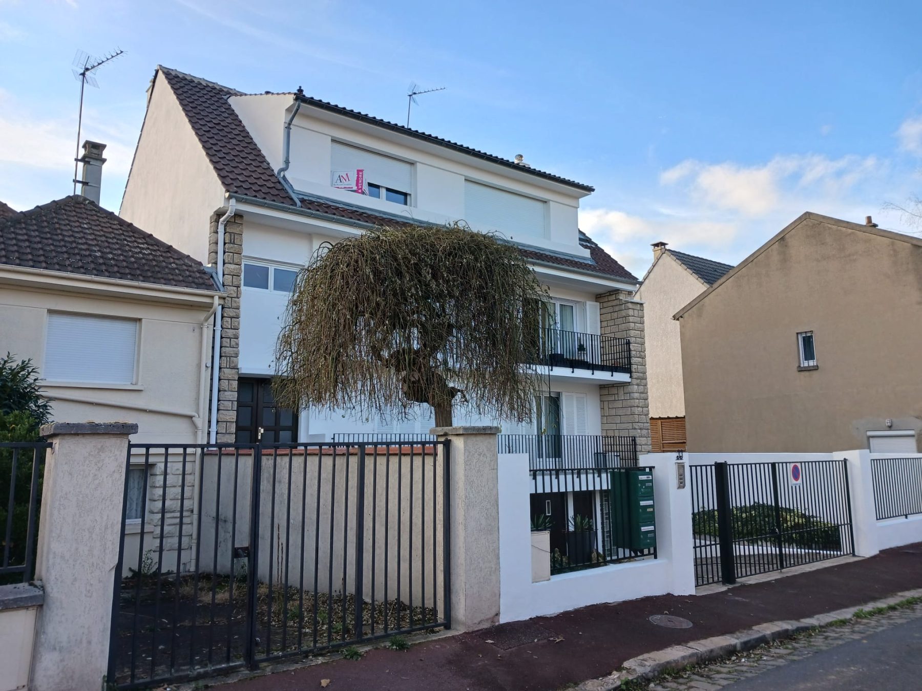 Façade de maison rénovée après ravalement en Raval d'Oise