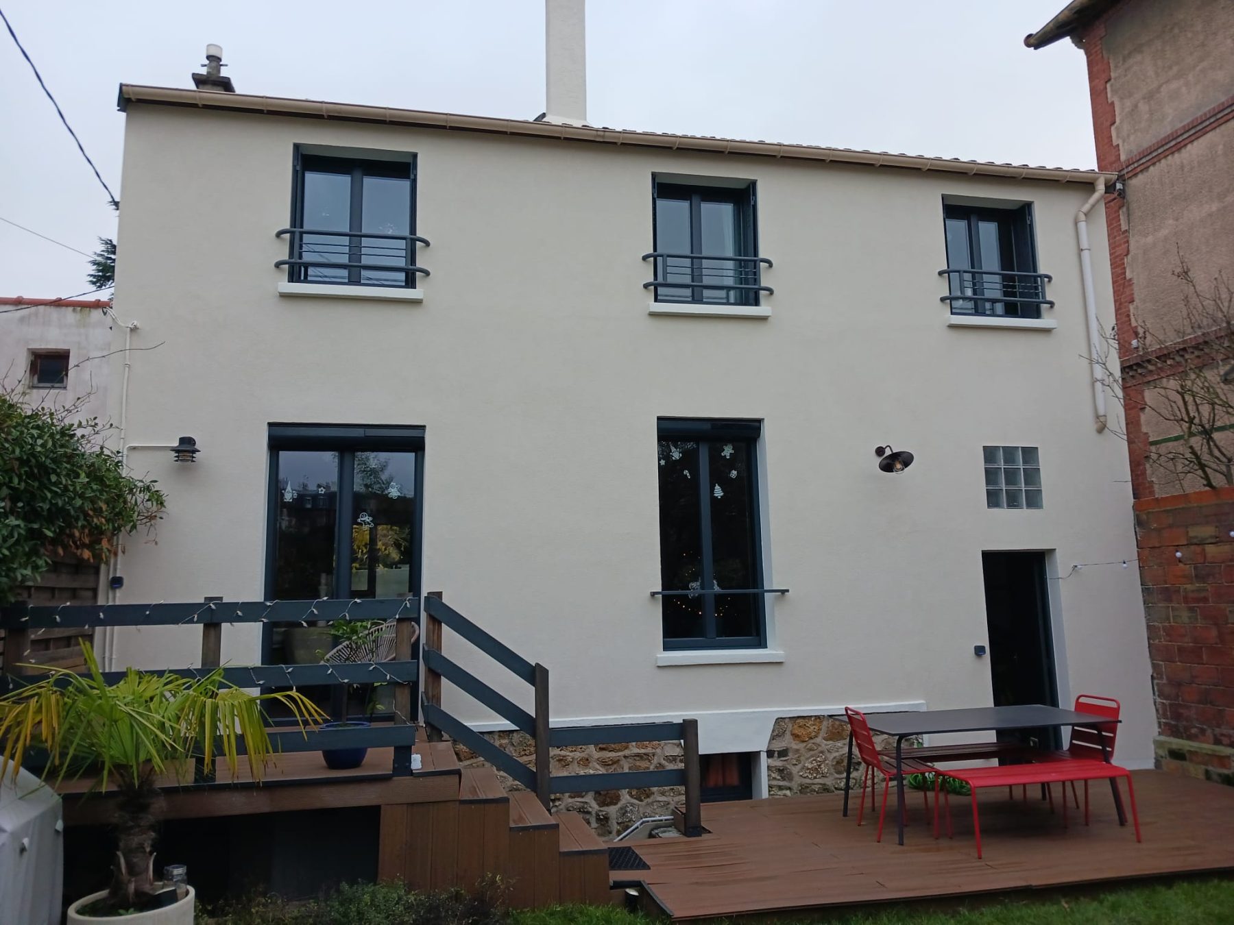 Façade de maison rénovée avec enduit clair, Raval d'Oise