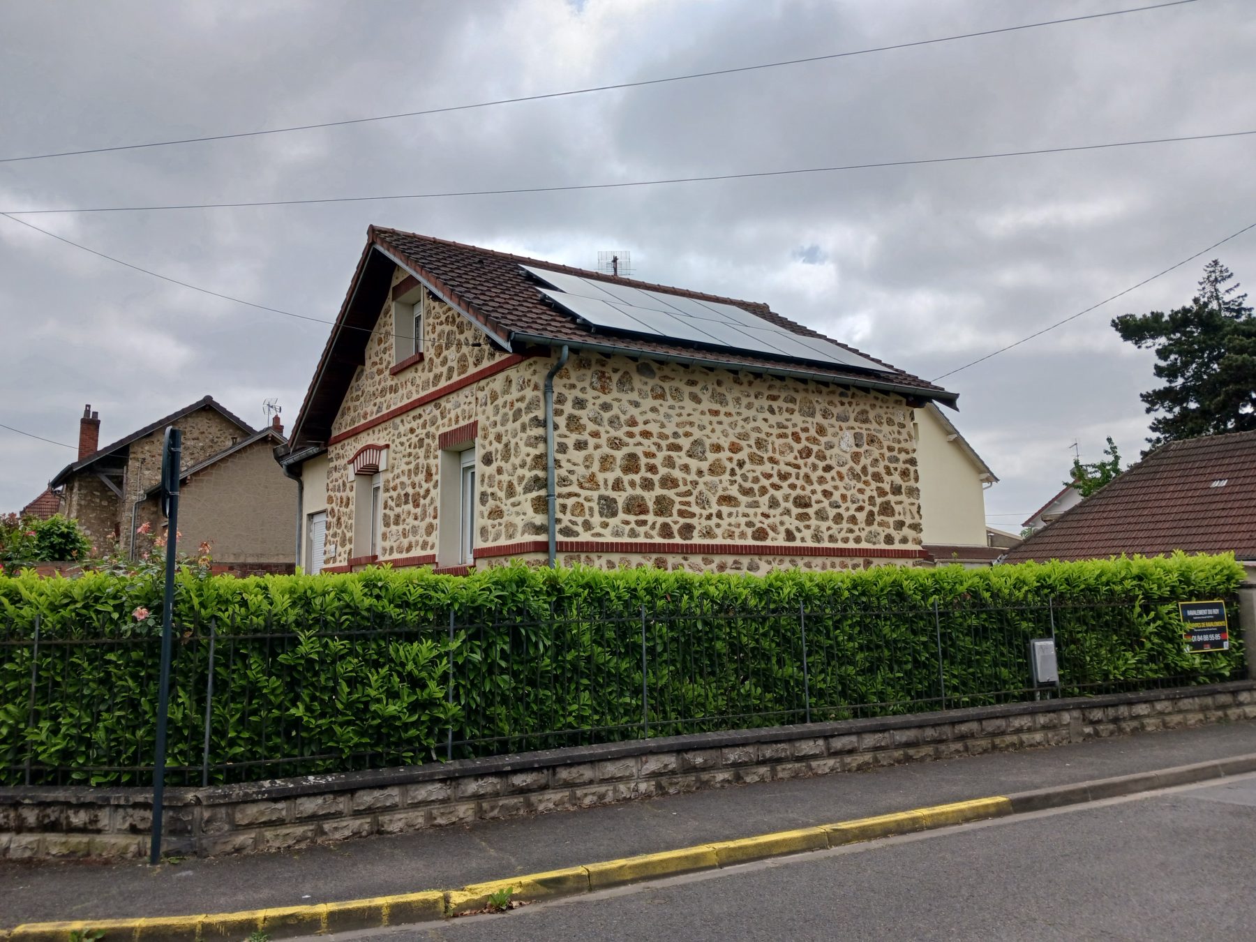 Façade en meulière rénovée par Raval d'Oise sur maison individuelle