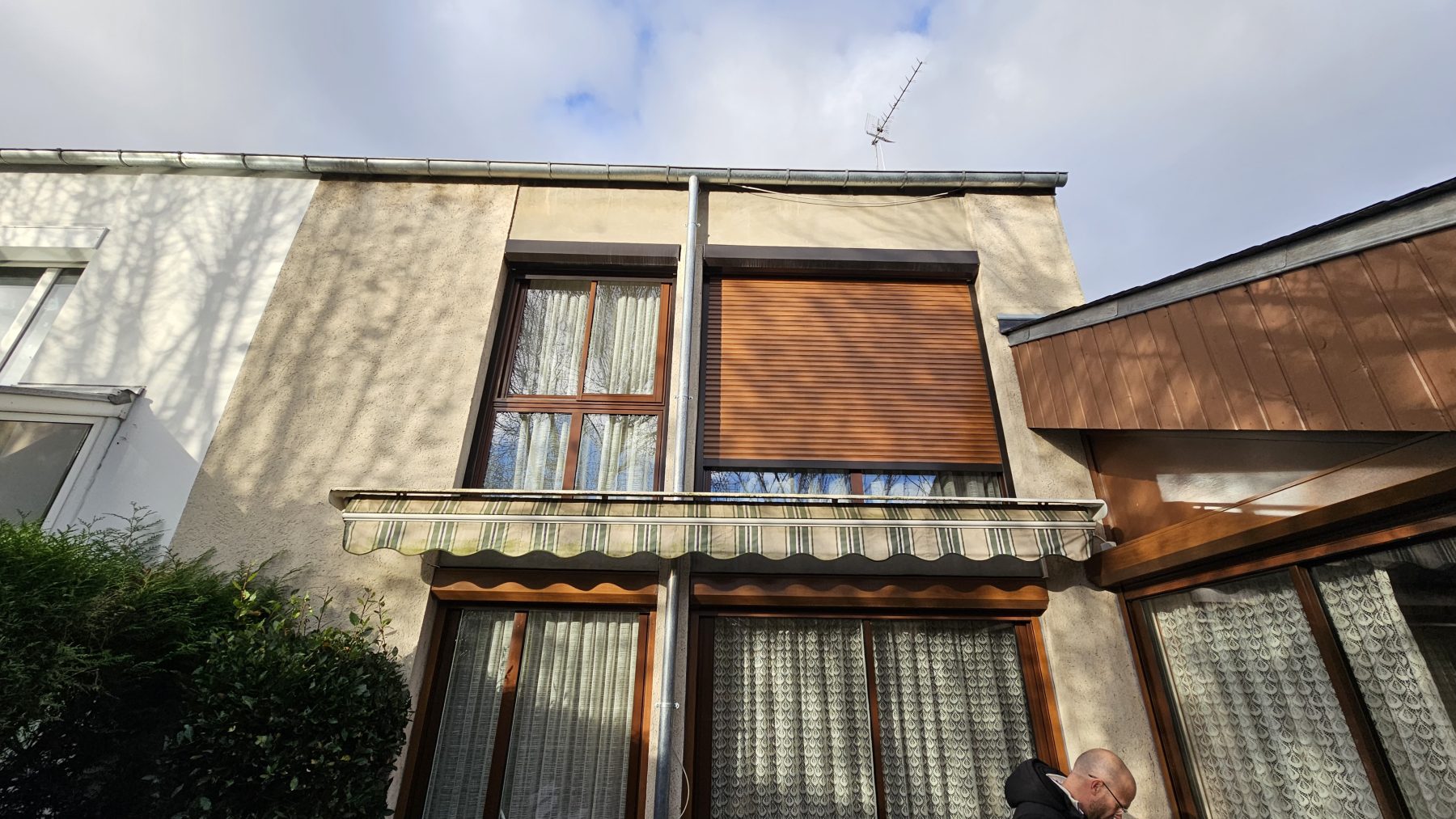 Façade de maison à ravaler avec fenêtres et volets, Raval d'Oise