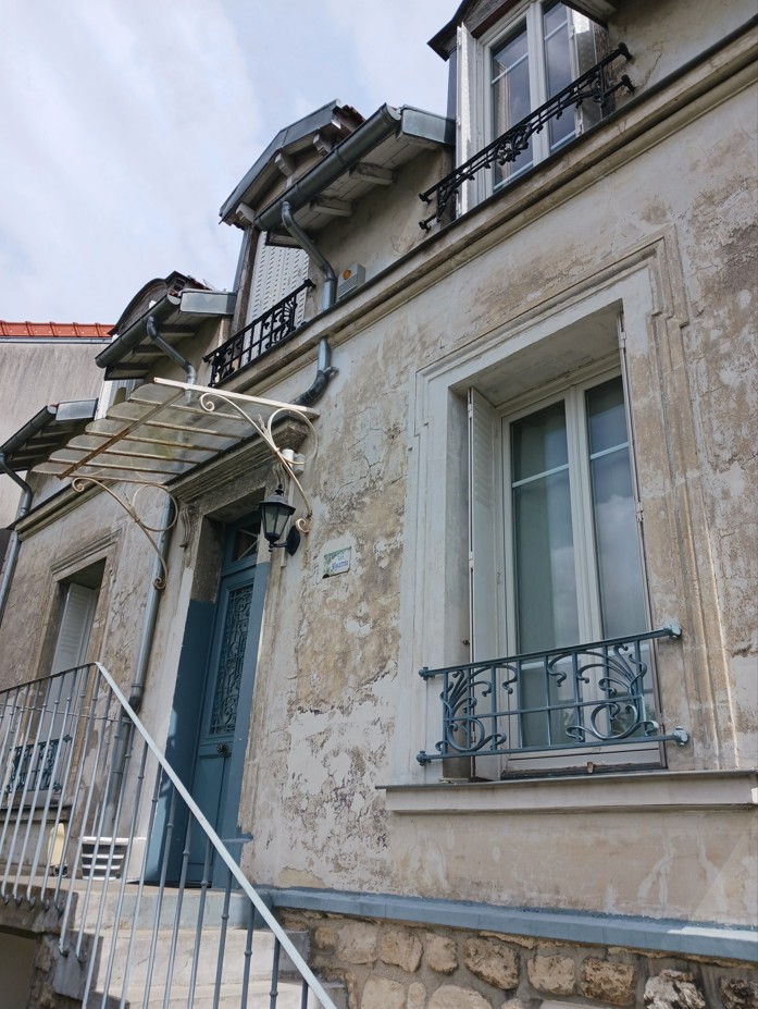 Façade de maison dégradée nécessitant un ravalement dans le Val-d'Oise