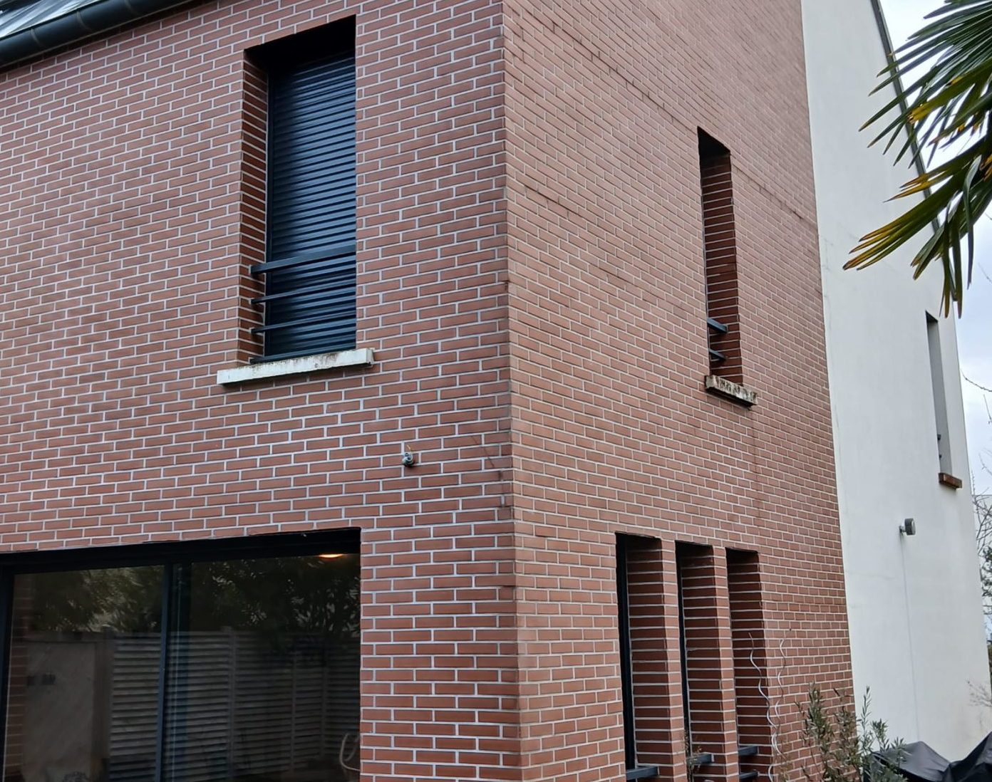 Façade en brique rouge d'une maison contemporaine à Raval d'Oise