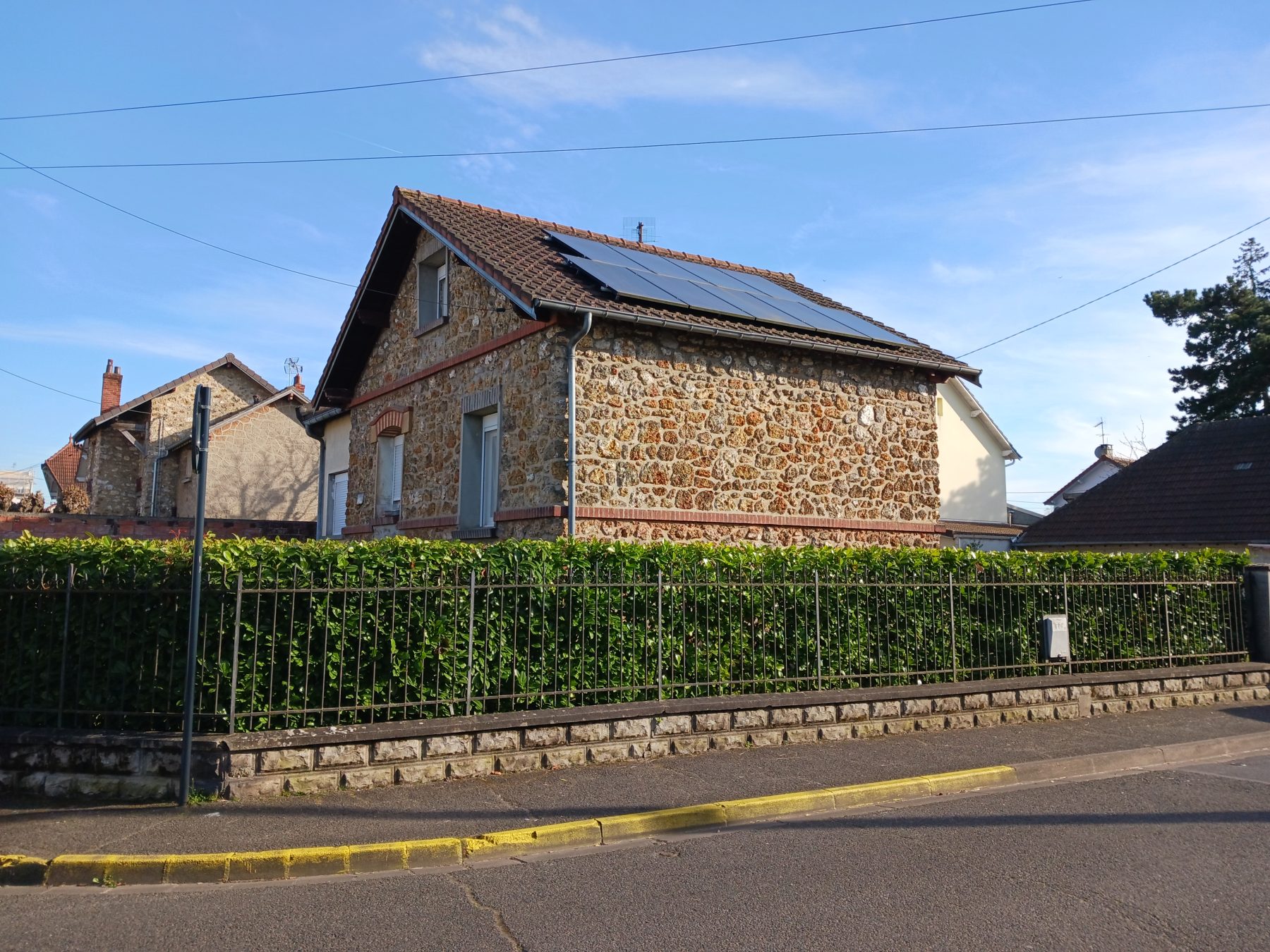 Maison en pierre avec panneaux solaires en toiture à Raval d'Oise