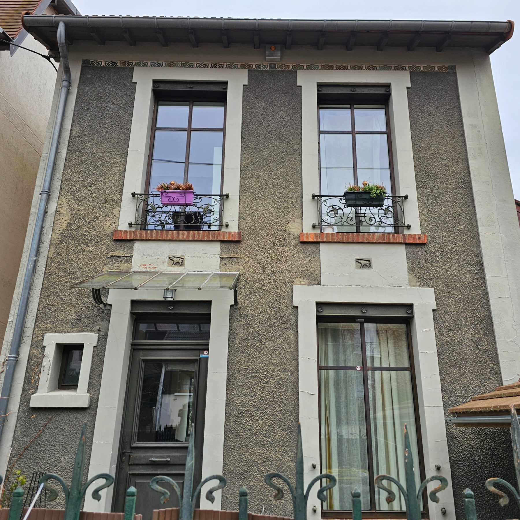 Façade avant traitement contre l'humidité à Groslay, état d'origine - Raval d'Oise