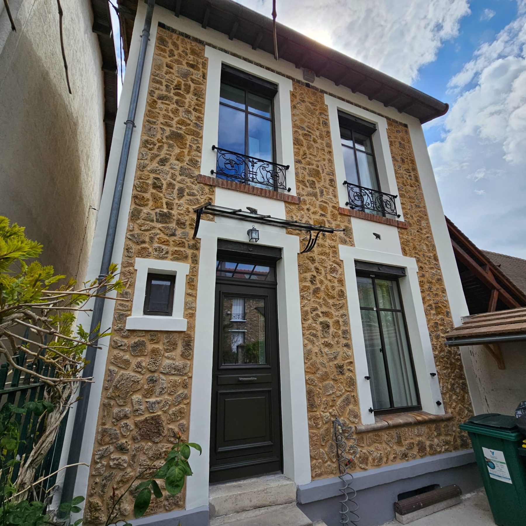 Façade après réparation des fissures à Eaubonne, rénovation effectuée - Raval d'Oise