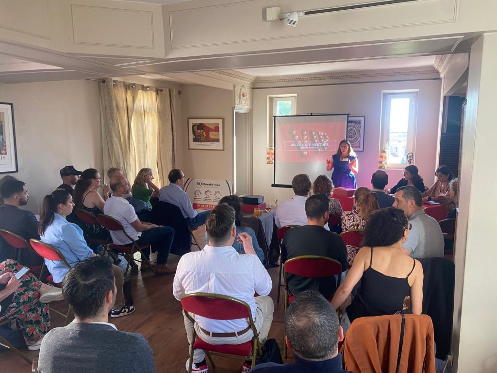 Présentation devant un public lors d’un événement Raval d’Oise