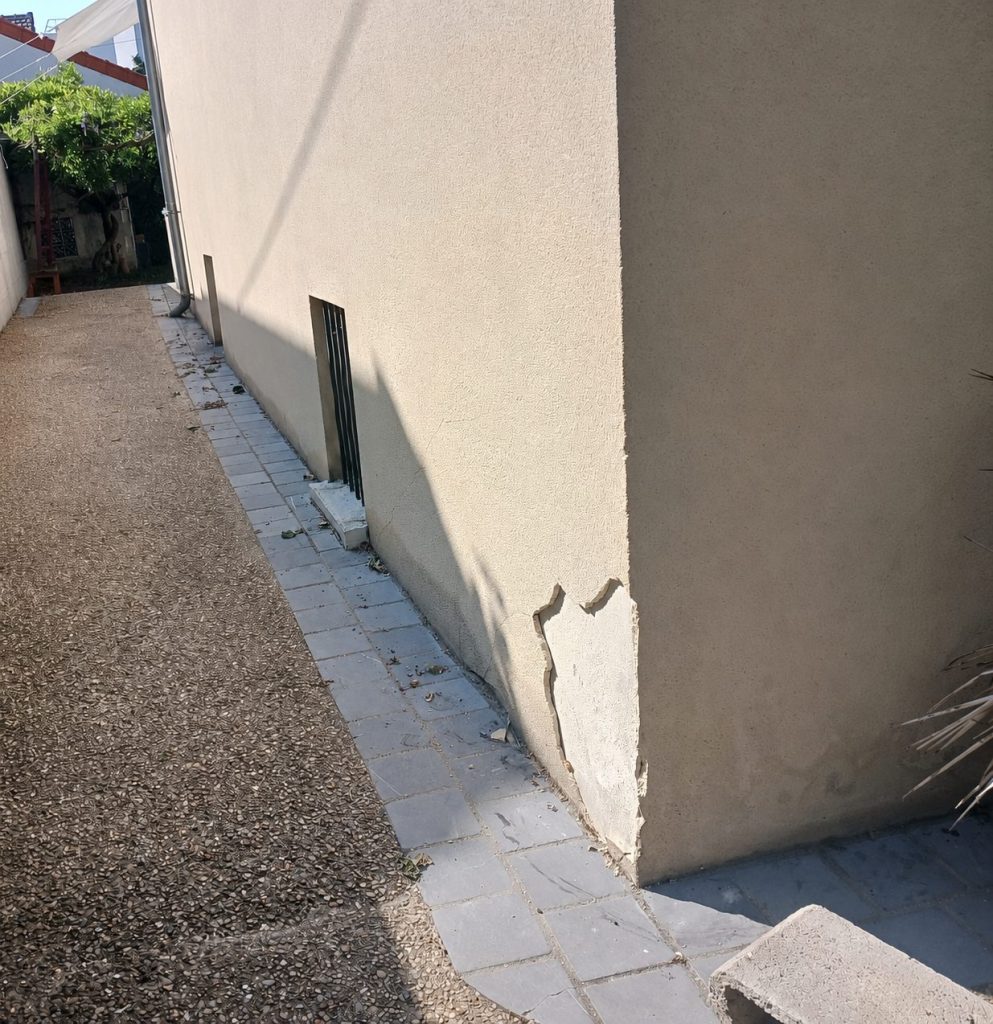 Façade Raval d'Oise avec enduit fissuré et décollé en angle bas