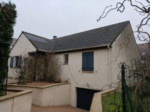 Maison individuelle avec façade crépie et volets bleus à Raval d'Oise