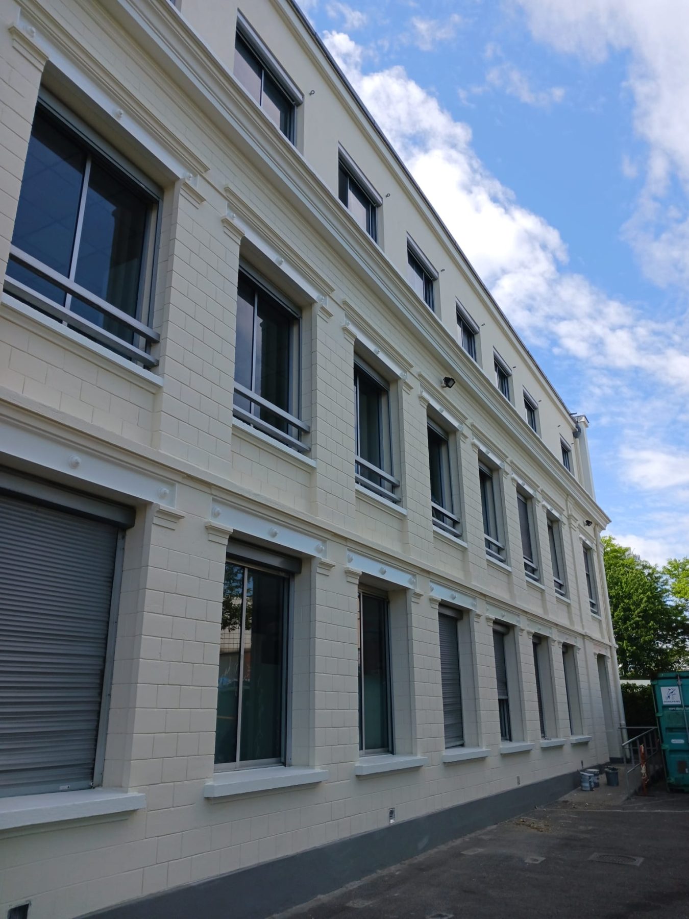Façade d’immeuble rénovée après ravalement Raval d'Oise