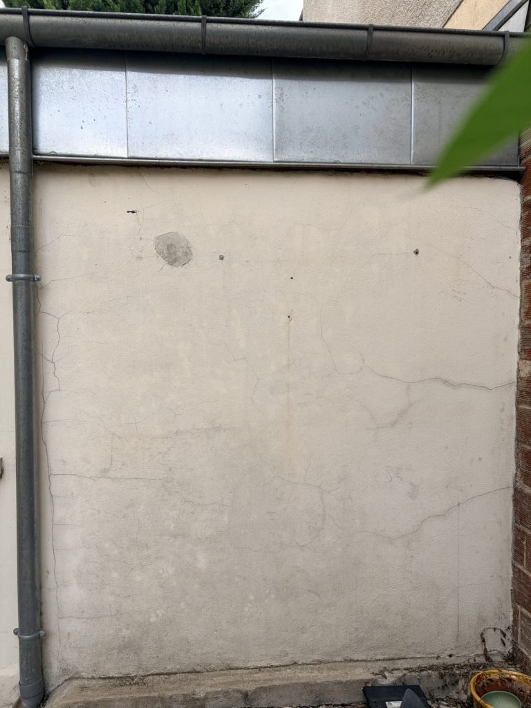 Mur de façade fissuré avant ravalement à Raval d'Oise