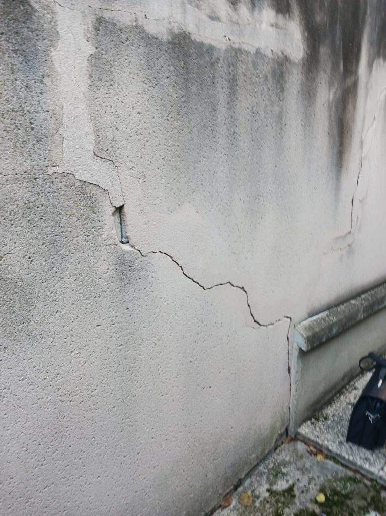 Façade fissurée avec enduit abîmé, ravalement Raval d'Oise
