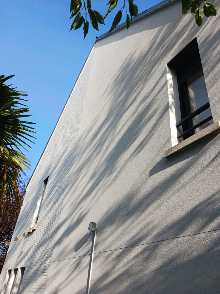 Façade de maison enduite rénovée, ravalement Raval d'Oise