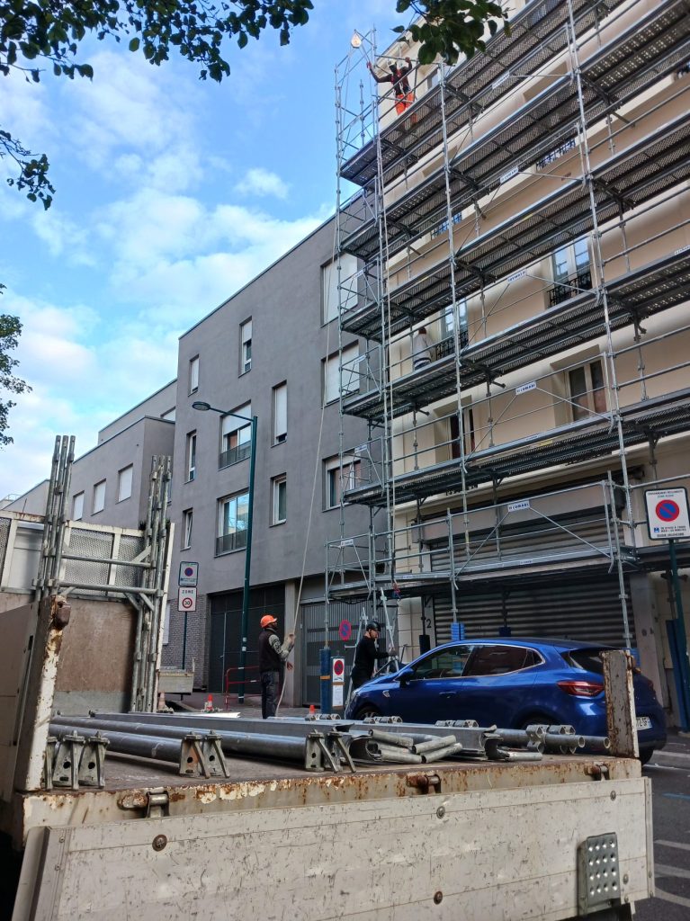 Échafaudage sur immeuble en rénovation de façade par Raval d'Oise