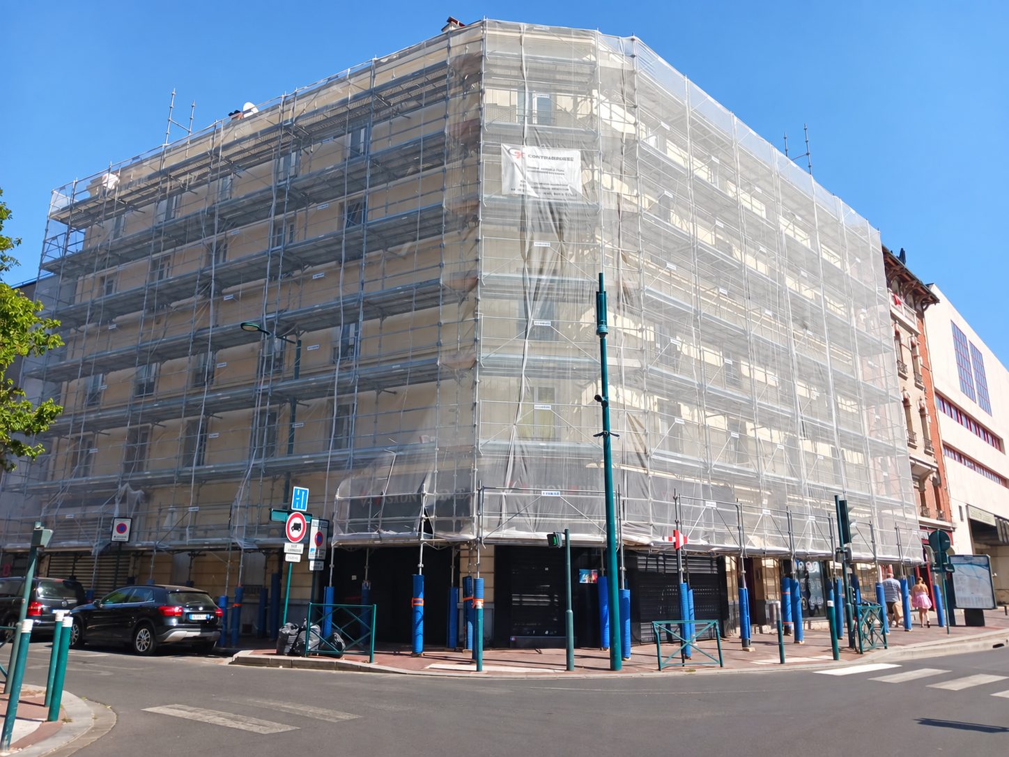 Immeuble avec échafaudage pour ravalement de façade à Raval d'Oise