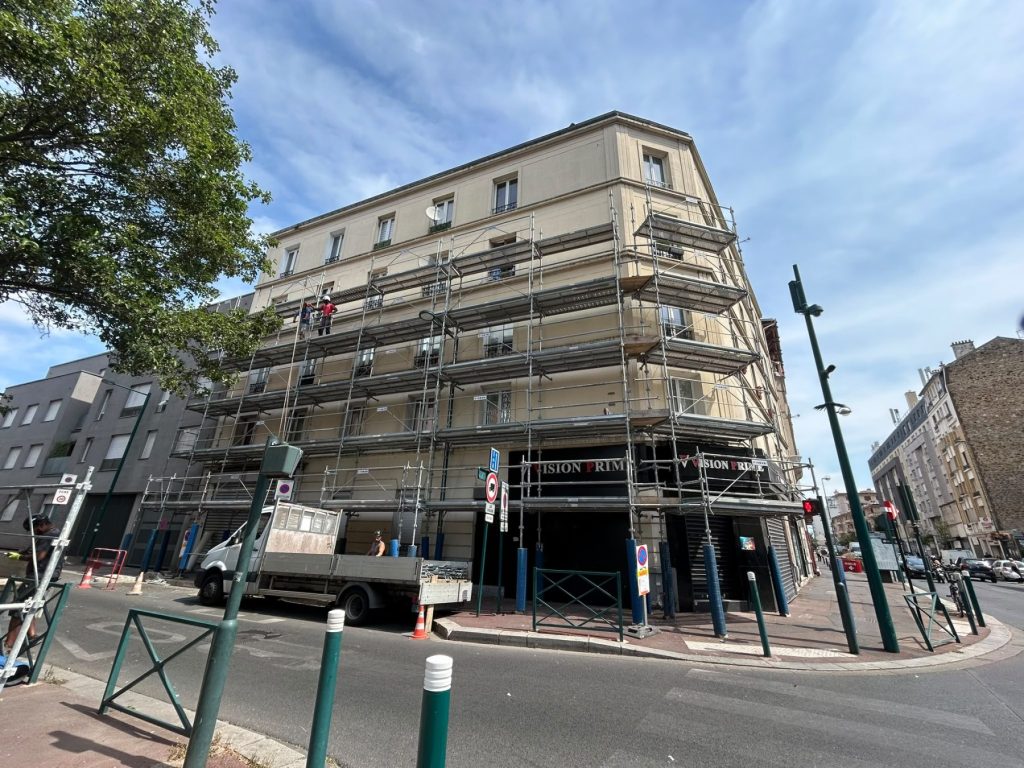 Raval d'Oise, ravalement de façade d'un immeuble avec échafaudage